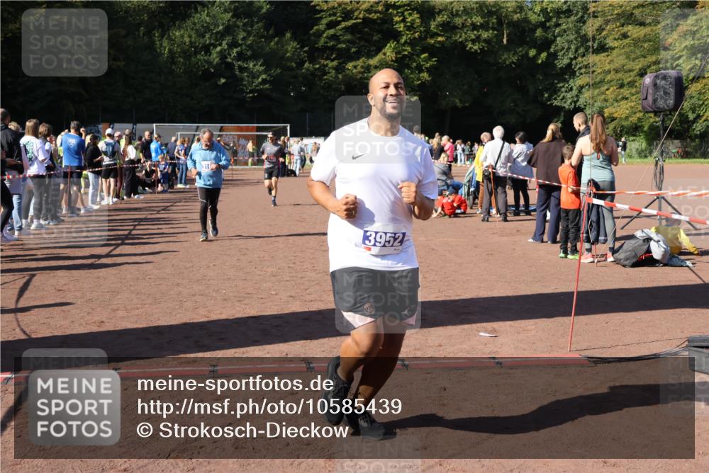 27.09.2026 - 35. Volkslauf durch das schöne Alstertal Strokosch-Dieckow http://msf.ph/oto/10585439 27.09.2026 11:46:39 Ziel 1485, 3161, 3952 meine-sportfotos.de