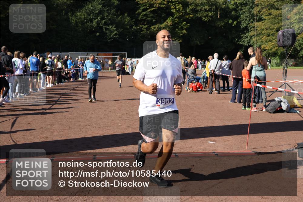 27.09.2026 - 35. Volkslauf durch das schöne Alstertal Strokosch-Dieckow http://msf.ph/oto/10585440 27.09.2026 11:46:39 Ziel 1485, 3161, 3952 meine-sportfotos.de