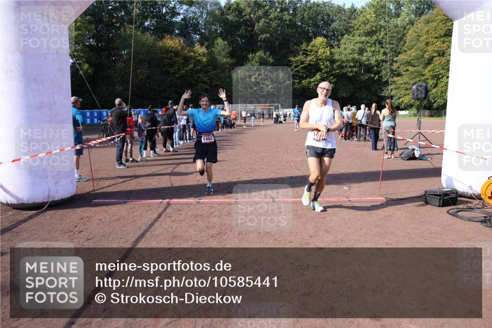 27.09.2026 - 35. Volkslauf durch das schöne Alstertal Strokosch-Dieckow http://msf.ph/oto/10585441 27.09.2026 11:49:03 Ziel 1462, 1482, 1484 meine-sportfotos.de