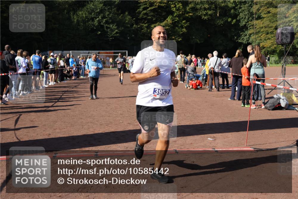 27.09.2026 - 35. Volkslauf durch das schöne Alstertal Strokosch-Dieckow http://msf.ph/oto/10585442 27.09.2026 11:46:39 Ziel 1485, 3161, 3952 meine-sportfotos.de