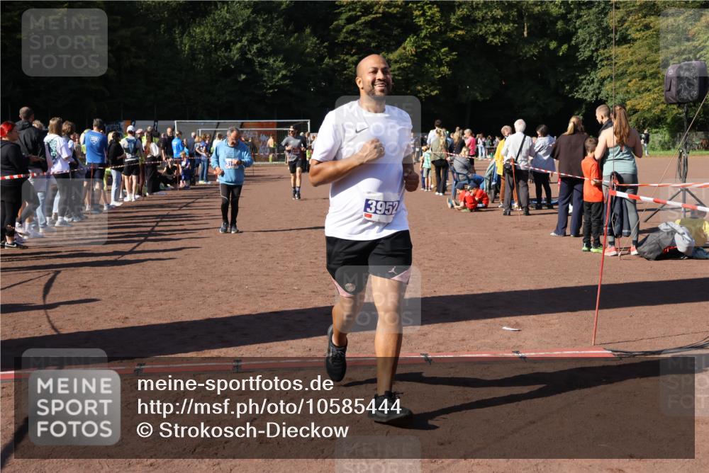 27.09.2026 - 35. Volkslauf durch das schöne Alstertal Strokosch-Dieckow http://msf.ph/oto/10585444 27.09.2026 11:46:39 Ziel 1485, 3161, 3952 meine-sportfotos.de