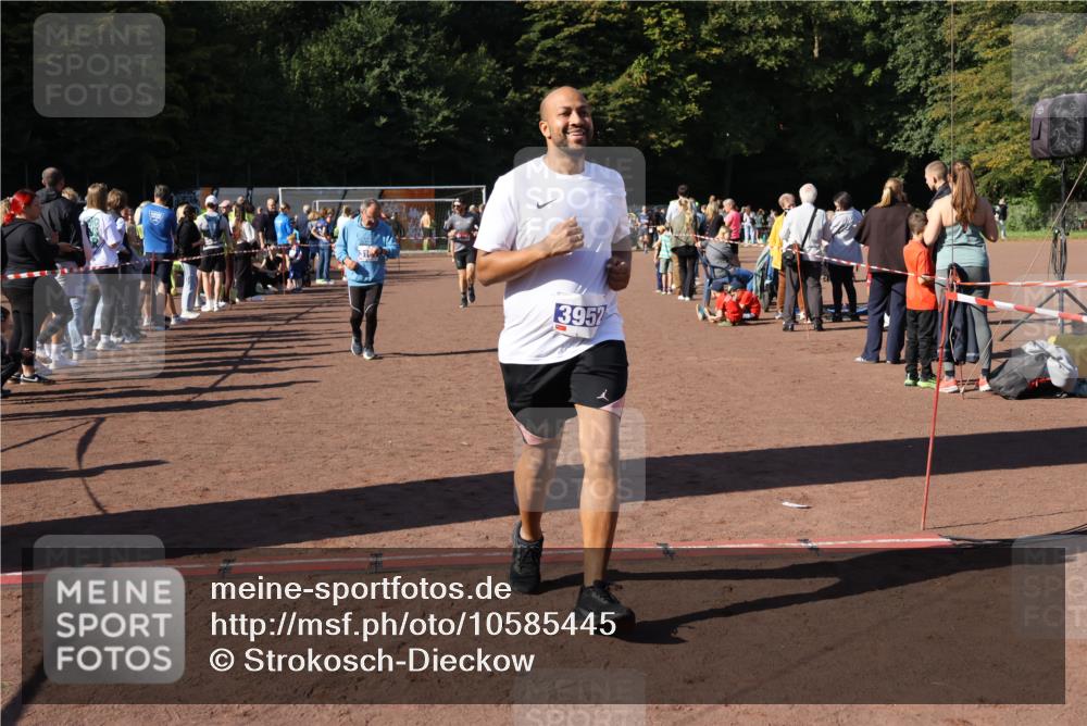 27.09.2026 - 35. Volkslauf durch das schöne Alstertal Strokosch-Dieckow http://msf.ph/oto/10585445 27.09.2026 11:46:38 Ziel 1485, 2215, 3070, 3073, 3161, 3952 meine-sportfotos.de