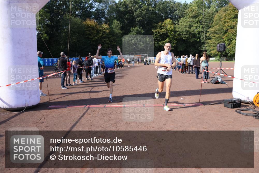 27.09.2026 - 35. Volkslauf durch das schöne Alstertal Strokosch-Dieckow http://msf.ph/oto/10585446 27.09.2026 11:49:03 Ziel 1462, 1482, 1484 meine-sportfotos.de