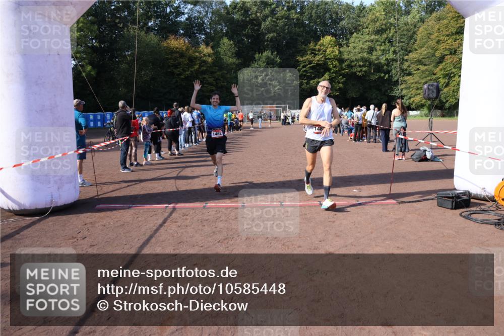 27.09.2026 - 35. Volkslauf durch das schöne Alstertal Strokosch-Dieckow http://msf.ph/oto/10585448 27.09.2026 11:49:03 Ziel 1462, 1482, 1484 meine-sportfotos.de