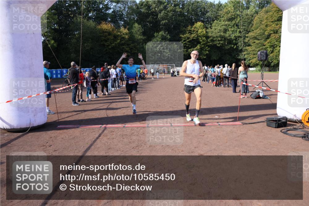 27.09.2026 - 35. Volkslauf durch das schöne Alstertal Strokosch-Dieckow http://msf.ph/oto/10585450 27.09.2026 11:49:03 Ziel 1462, 1482, 1484 meine-sportfotos.de