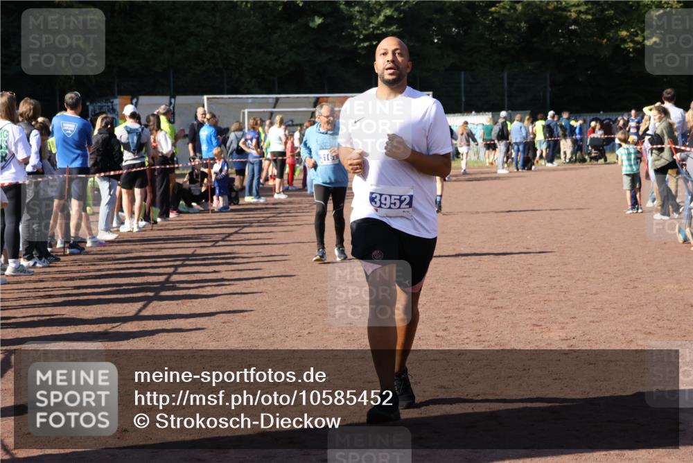 27.09.2026 - 35. Volkslauf durch das schöne Alstertal Strokosch-Dieckow http://msf.ph/oto/10585452 27.09.2026 11:46:37 Ziel 1485, 2215, 3070, 3073, 3161, 3952 meine-sportfotos.de