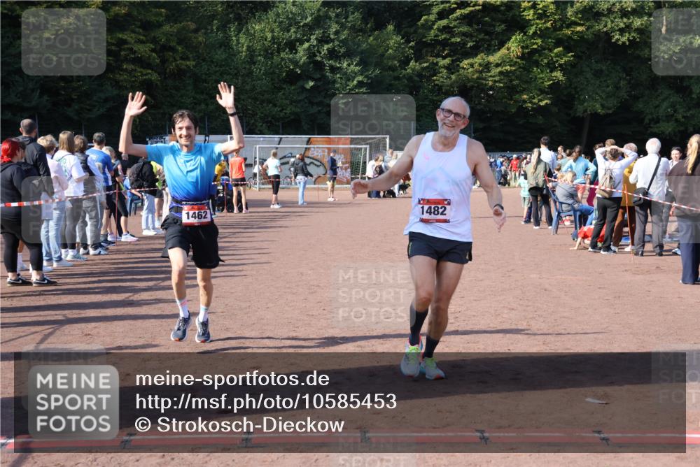 27.09.2026 - 35. Volkslauf durch das schöne Alstertal Strokosch-Dieckow http://msf.ph/oto/10585453 27.09.2026 11:49:02 Ziel 1462, 1482, 1484, 3362, 3998 meine-sportfotos.de
