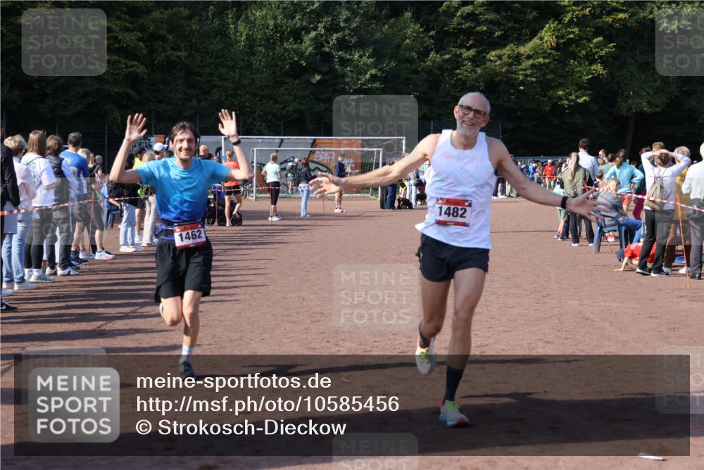 27.09.2026 - 35. Volkslauf durch das schöne Alstertal Strokosch-Dieckow http://msf.ph/oto/10585456 27.09.2026 11:49:02 Ziel 1462, 1482, 1484, 3362, 3998 meine-sportfotos.de