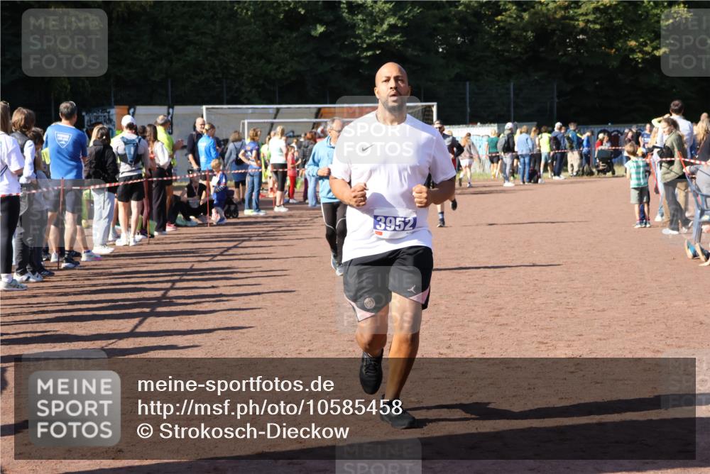 27.09.2026 - 35. Volkslauf durch das schöne Alstertal Strokosch-Dieckow http://msf.ph/oto/10585458 27.09.2026 11:46:37 Ziel 1485, 2215, 3070, 3073, 3161, 3952 meine-sportfotos.de