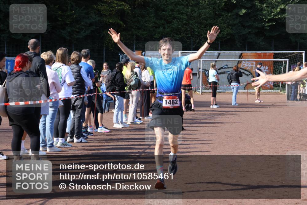27.09.2026 - 35. Volkslauf durch das schöne Alstertal Strokosch-Dieckow http://msf.ph/oto/10585461 27.09.2026 11:49:02 Ziel 1462, 1482, 1484, 3362, 3998 meine-sportfotos.de