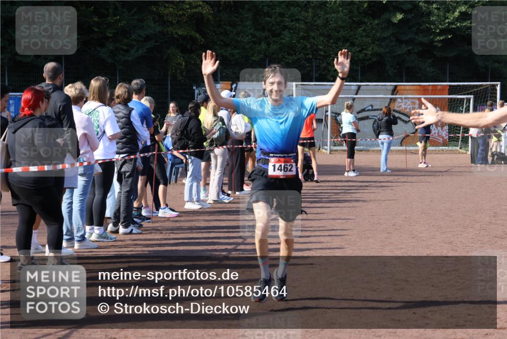 27.09.2026 - 35. Volkslauf durch das schöne Alstertal Strokosch-Dieckow http://msf.ph/oto/10585464 27.09.2026 11:49:02 Ziel 1462, 1482, 1484, 3362, 3998 meine-sportfotos.de