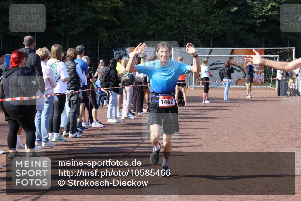 27.09.2026 - 35. Volkslauf durch das schöne Alstertal Strokosch-Dieckow http://msf.ph/oto/10585466 27.09.2026 11:49:01 Ziel 1462, 1466, 1482, 3362, 3998 meine-sportfotos.de