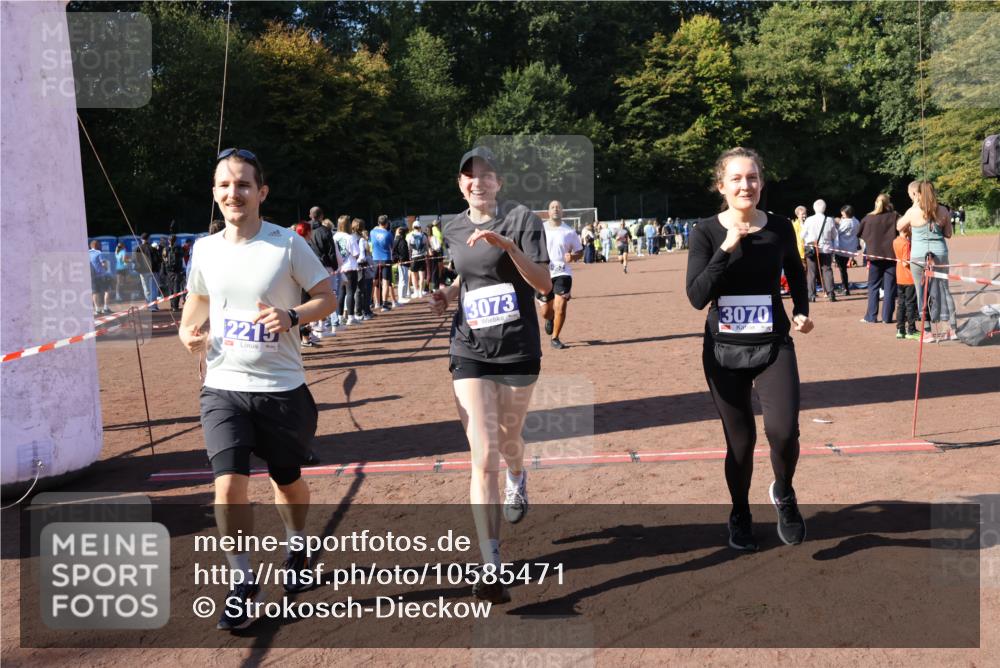 27.09.2026 - 35. Volkslauf durch das schöne Alstertal Strokosch-Dieckow http://msf.ph/oto/10585471 27.09.2026 11:46:35 Ziel 2215, 3070, 3073, 3161, 3952 meine-sportfotos.de