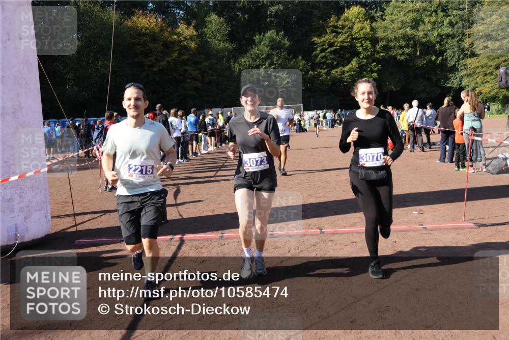 27.09.2026 - 35. Volkslauf durch das schöne Alstertal Strokosch-Dieckow http://msf.ph/oto/10585474 27.09.2026 11:46:35 Ziel 2215, 3070, 3073, 3161, 3952 meine-sportfotos.de
