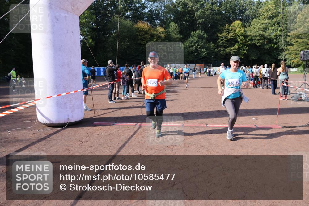 27.09.2026 - 35. Volkslauf durch das schöne Alstertal Strokosch-Dieckow http://msf.ph/oto/10585477 27.09.2026 11:48:59 Ziel 1462, 1466, 1482, 3362, 3998 meine-sportfotos.de