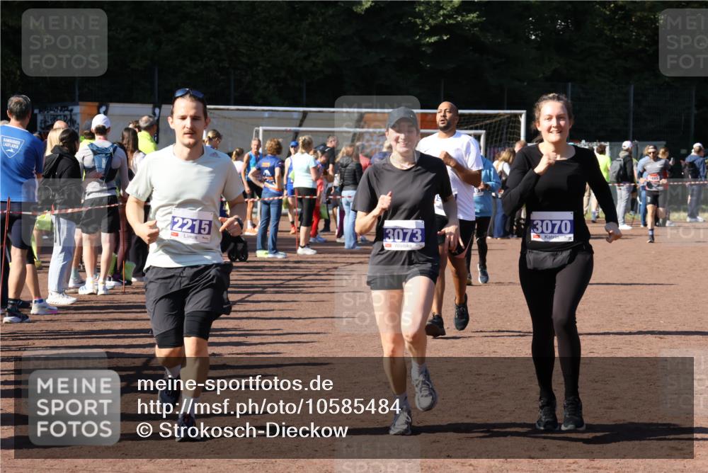 27.09.2026 - 35. Volkslauf durch das schöne Alstertal Strokosch-Dieckow http://msf.ph/oto/10585484 27.09.2026 11:46:32 Ziel 2215, 3070, 3073, 3952 meine-sportfotos.de