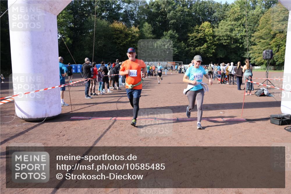 27.09.2026 - 35. Volkslauf durch das schöne Alstertal Strokosch-Dieckow http://msf.ph/oto/10585485 27.09.2026 11:48:59 Ziel 1462, 1466, 1482, 3362, 3998 meine-sportfotos.de