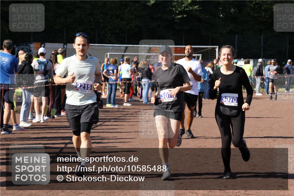 27.09.2026 - 35. Volkslauf durch das schöne Alstertal Strokosch-Dieckow http://msf.ph/oto/10585488 27.09.2026 11:46:32 Ziel 2215, 3070, 3073, 3952 meine-sportfotos.de