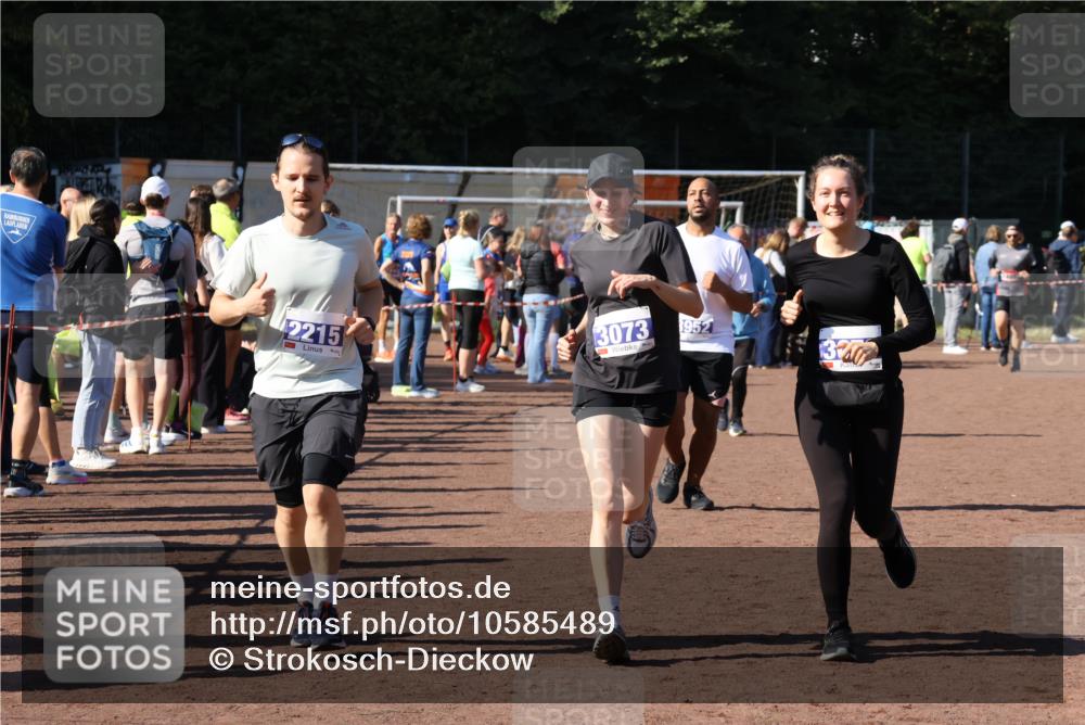 27.09.2026 - 35. Volkslauf durch das schöne Alstertal Strokosch-Dieckow http://msf.ph/oto/10585489 27.09.2026 11:46:32 Ziel 2215, 3070, 3073, 3952 meine-sportfotos.de