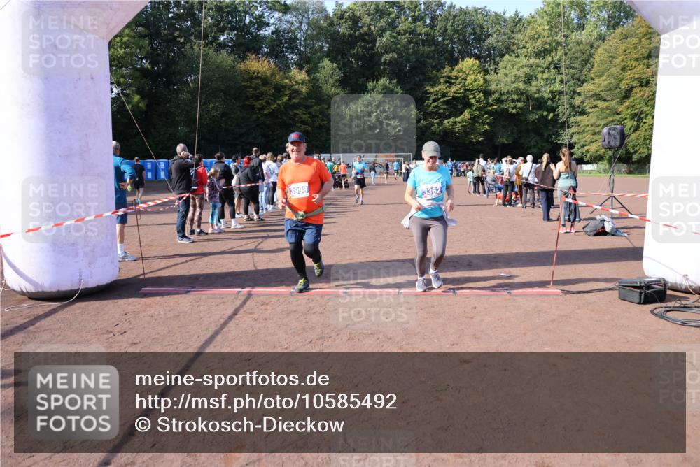 27.09.2026 - 35. Volkslauf durch das schöne Alstertal Strokosch-Dieckow http://msf.ph/oto/10585492 27.09.2026 11:48:59 Ziel 1462, 1466, 1482, 3362, 3998 meine-sportfotos.de