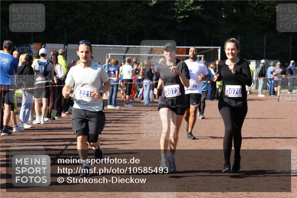 27.09.2026 - 35. Volkslauf durch das schöne Alstertal Strokosch-Dieckow http://msf.ph/oto/10585493 27.09.2026 11:46:32 Ziel 2215, 3070, 3073, 3952 meine-sportfotos.de