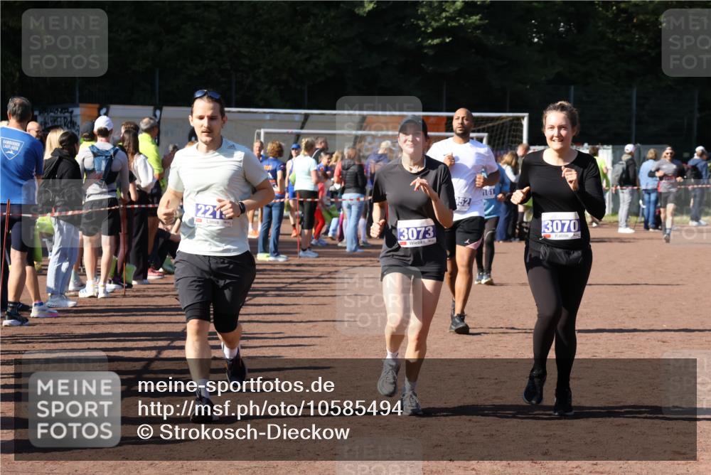 27.09.2026 - 35. Volkslauf durch das schöne Alstertal Strokosch-Dieckow http://msf.ph/oto/10585494 27.09.2026 11:46:32 Ziel 2215, 3070, 3073, 3952 meine-sportfotos.de