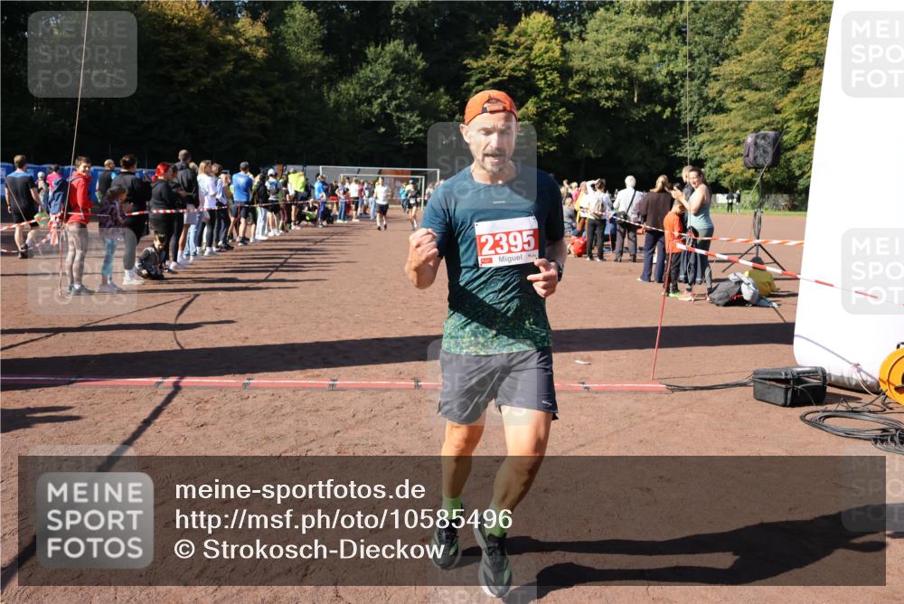 27.09.2026 - 35. Volkslauf durch das schöne Alstertal Strokosch-Dieckow http://msf.ph/oto/10585496 27.09.2026 11:46:26 Ziel 2215, 2395, 3070, 3073 meine-sportfotos.de