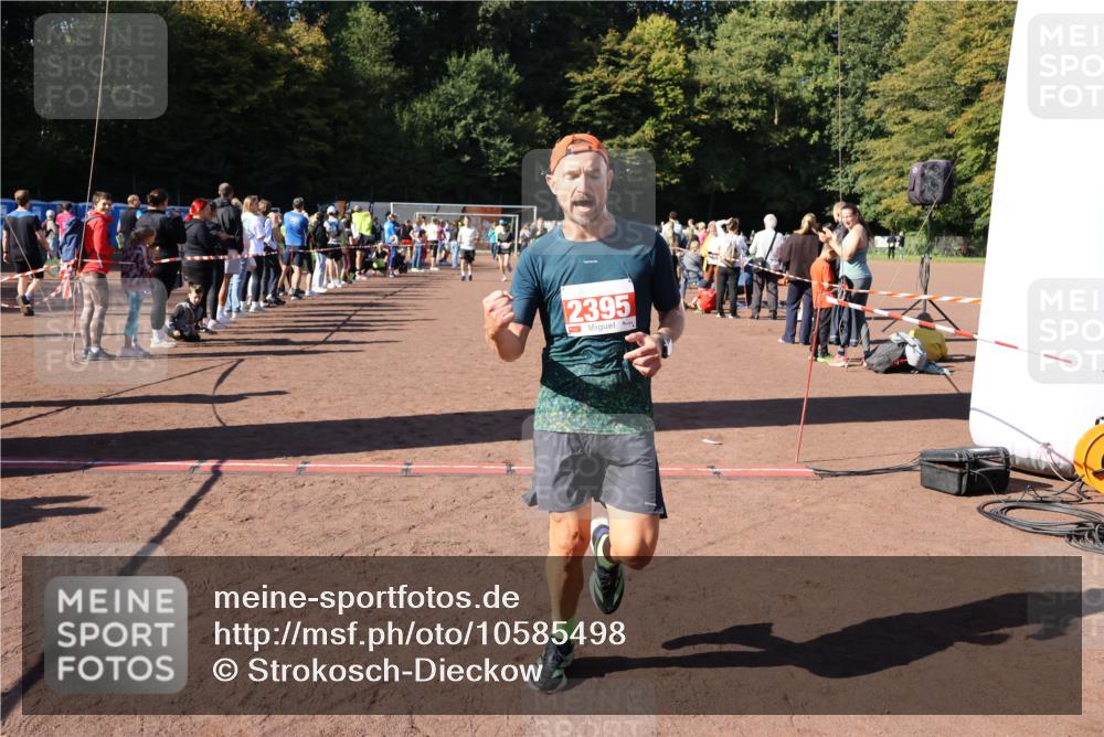 27.09.2026 - 35. Volkslauf durch das schöne Alstertal Strokosch-Dieckow http://msf.ph/oto/10585498 27.09.2026 11:46:26 Ziel 2215, 2395, 3070, 3073 meine-sportfotos.de