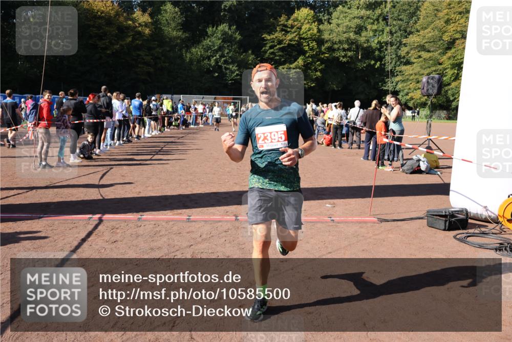 27.09.2026 - 35. Volkslauf durch das schöne Alstertal Strokosch-Dieckow http://msf.ph/oto/10585500 27.09.2026 11:46:26 Ziel 2215, 2395, 3070, 3073 meine-sportfotos.de