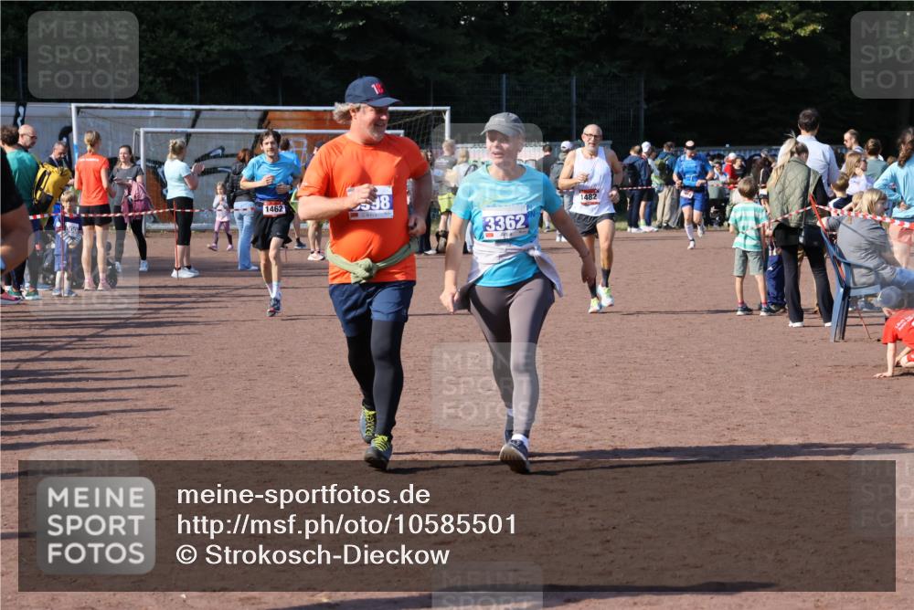 27.09.2026 - 35. Volkslauf durch das schöne Alstertal Strokosch-Dieckow http://msf.ph/oto/10585501 27.09.2026 11:48:56 Ziel 1462, 1466, 1482, 3362, 3998 meine-sportfotos.de