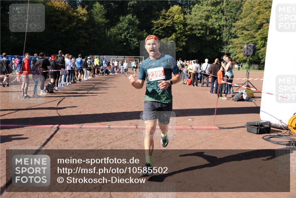 27.09.2026 - 35. Volkslauf durch das schöne Alstertal Strokosch-Dieckow http://msf.ph/oto/10585502 27.09.2026 11:46:26 Ziel 2215, 2395, 3070, 3073 meine-sportfotos.de