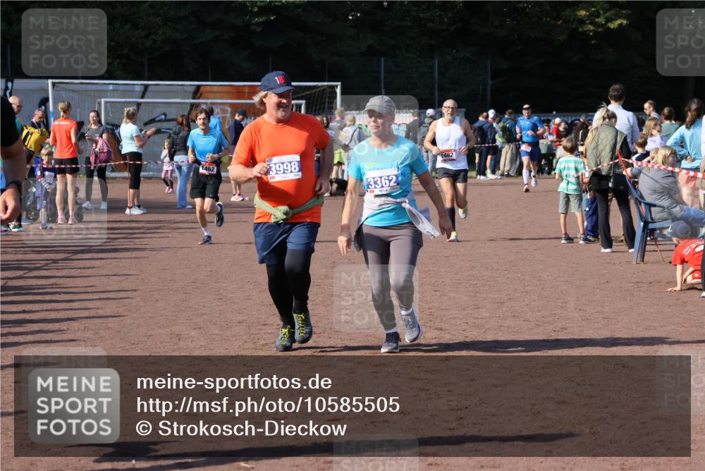 27.09.2026 - 35. Volkslauf durch das schöne Alstertal Strokosch-Dieckow http://msf.ph/oto/10585505 27.09.2026 11:48:56 Ziel 1462, 1466, 1482, 3362, 3998 meine-sportfotos.de