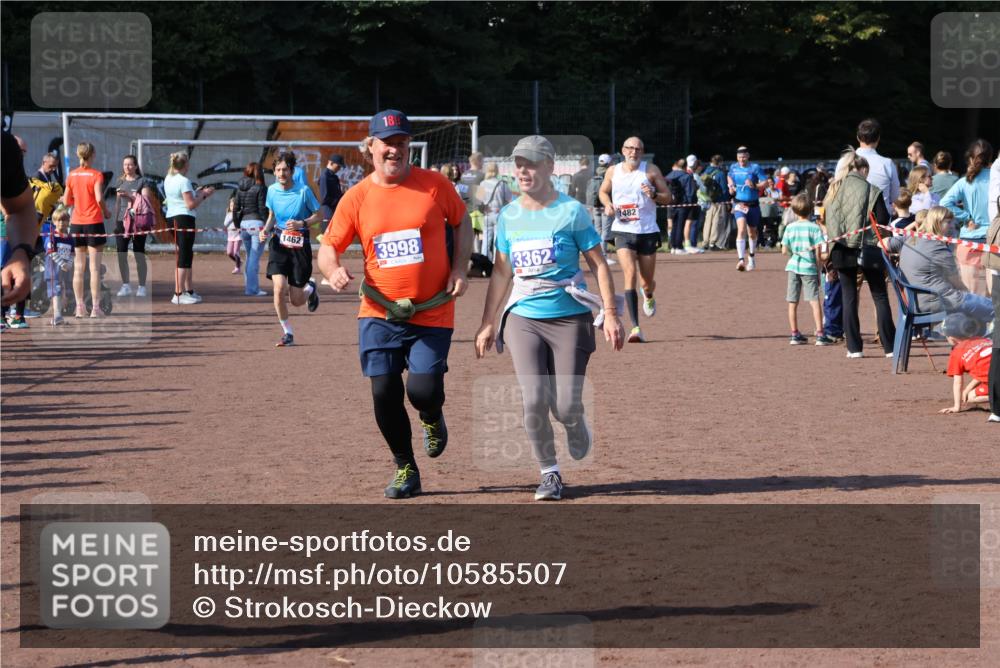 27.09.2026 - 35. Volkslauf durch das schöne Alstertal Strokosch-Dieckow http://msf.ph/oto/10585507 27.09.2026 11:48:56 Ziel 1462, 1466, 1482, 3362, 3998 meine-sportfotos.de