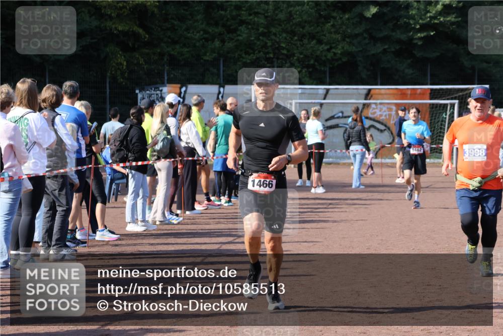27.09.2026 - 35. Volkslauf durch das schöne Alstertal Strokosch-Dieckow http://msf.ph/oto/10585513 27.09.2026 11:48:55 Ziel 1462, 1466, 1482, 3362, 3998 meine-sportfotos.de