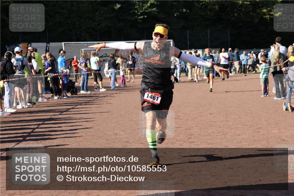 27.09.2026 - 35. Volkslauf durch das schöne Alstertal Strokosch-Dieckow http://msf.ph/oto/10585553 27.09.2026 11:46:19 Ziel 1461, 1467, 2395 meine-sportfotos.de