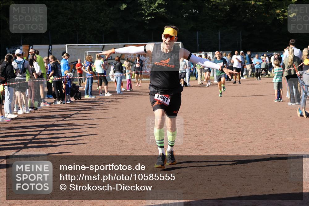 27.09.2026 - 35. Volkslauf durch das schöne Alstertal Strokosch-Dieckow http://msf.ph/oto/10585555 27.09.2026 11:46:19 Ziel 1461, 1467, 2395 meine-sportfotos.de