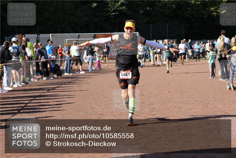 27.09.2026 - 35. Volkslauf durch das schöne Alstertal Strokosch-Dieckow http://msf.ph/oto/10585558 27.09.2026 11:46:19 Ziel 1461, 1467, 2395 meine-sportfotos.de