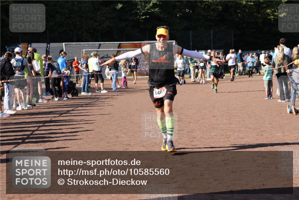 27.09.2026 - 35. Volkslauf durch das schöne Alstertal Strokosch-Dieckow http://msf.ph/oto/10585560 27.09.2026 11:46:19 Ziel 1461, 1467, 2395 meine-sportfotos.de