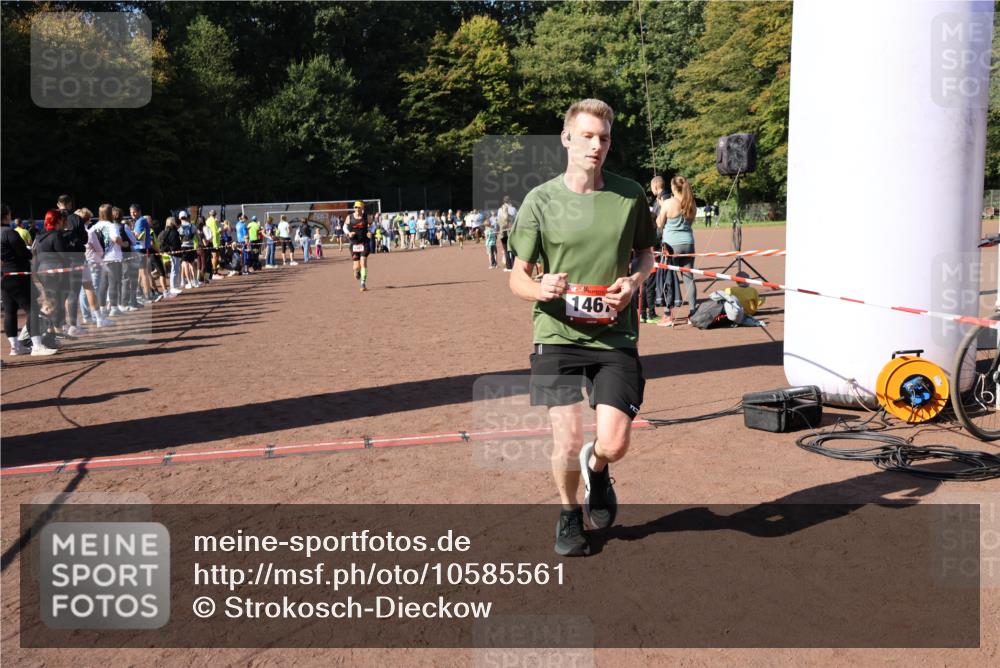 27.09.2026 - 35. Volkslauf durch das schöne Alstertal Strokosch-Dieckow http://msf.ph/oto/10585561 27.09.2026 11:46:16 Ziel 1461, 1467, 2395 meine-sportfotos.de