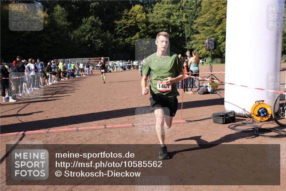27.09.2026 - 35. Volkslauf durch das schöne Alstertal Strokosch-Dieckow http://msf.ph/oto/10585562 27.09.2026 11:46:16 Ziel 1461, 1467, 2395 meine-sportfotos.de