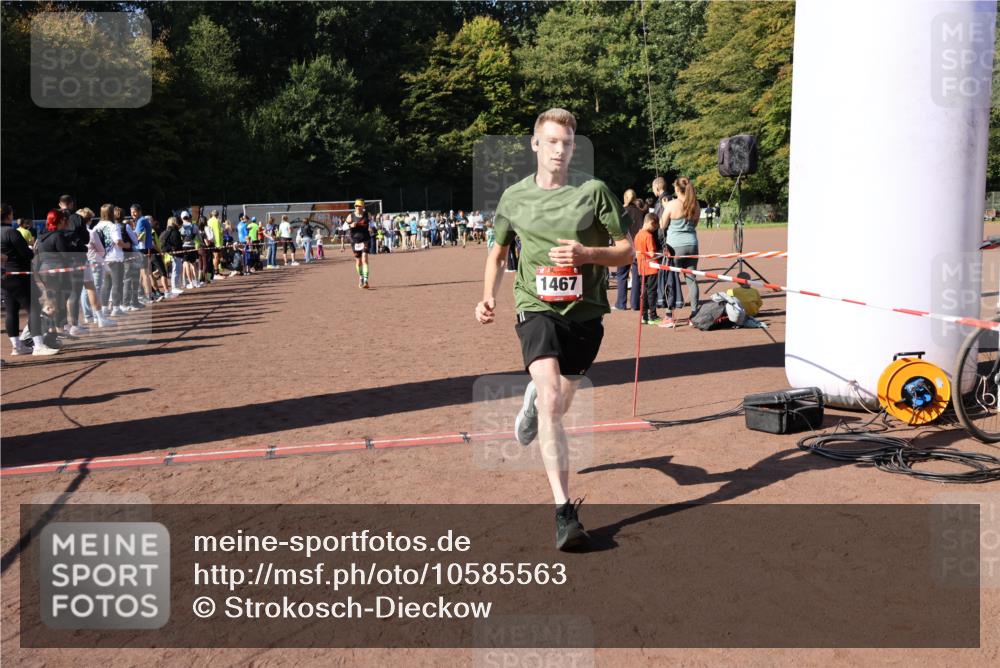 27.09.2026 - 35. Volkslauf durch das schöne Alstertal Strokosch-Dieckow http://msf.ph/oto/10585563 27.09.2026 11:46:16 Ziel 1461, 1467, 2395 meine-sportfotos.de