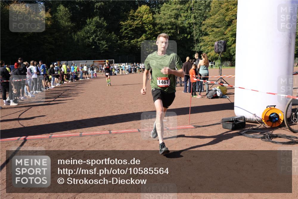 27.09.2026 - 35. Volkslauf durch das schöne Alstertal Strokosch-Dieckow http://msf.ph/oto/10585564 27.09.2026 11:46:16 Ziel 1461, 1467, 2395 meine-sportfotos.de