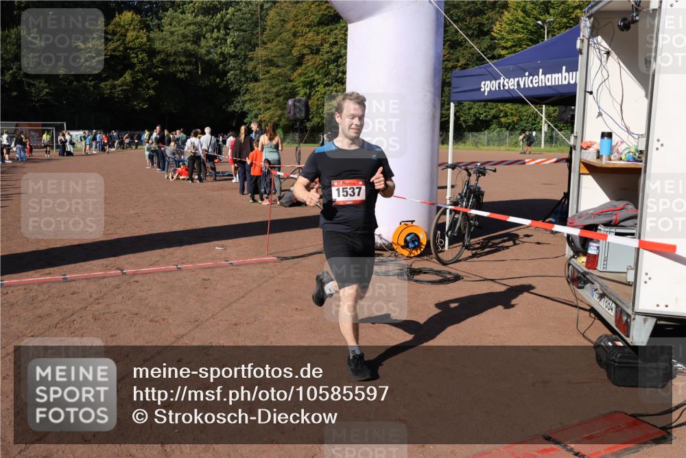 27.09.2026 - 35. Volkslauf durch das schöne Alstertal Strokosch-Dieckow http://msf.ph/oto/10585597 27.09.2026 11:45:30 Ziel 1537, 3197, 3199 meine-sportfotos.de