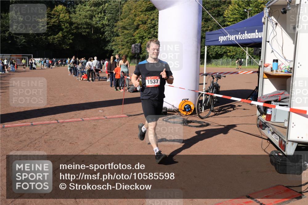 27.09.2026 - 35. Volkslauf durch das schöne Alstertal Strokosch-Dieckow http://msf.ph/oto/10585598 27.09.2026 11:45:30 Ziel 1537, 3197, 3199 meine-sportfotos.de
