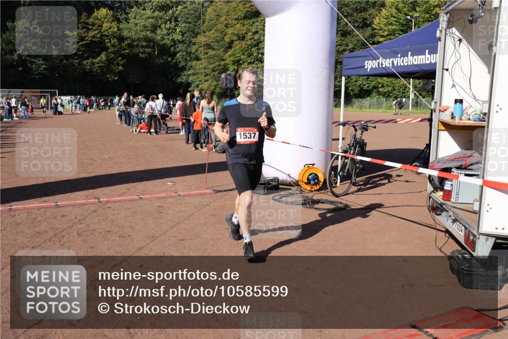 27.09.2026 - 35. Volkslauf durch das schöne Alstertal Strokosch-Dieckow http://msf.ph/oto/10585599 27.09.2026 11:45:30 Ziel 1537, 3197, 3199 meine-sportfotos.de
