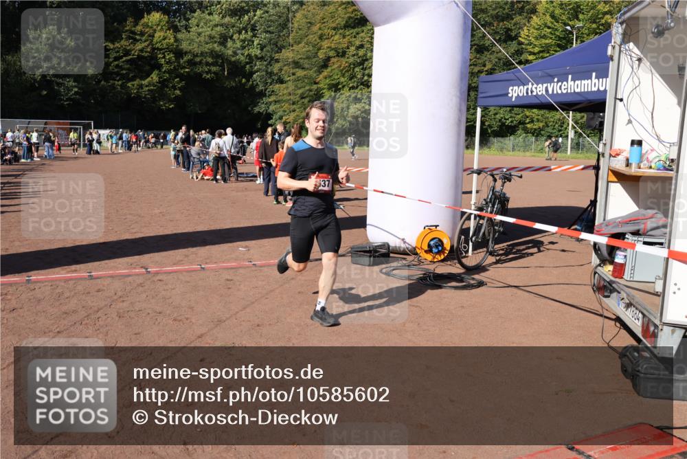 27.09.2026 - 35. Volkslauf durch das schöne Alstertal Strokosch-Dieckow http://msf.ph/oto/10585602 27.09.2026 11:45:30 Ziel 1537, 3197, 3199 meine-sportfotos.de