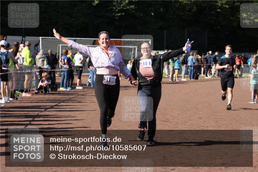 27.09.2026 - 35. Volkslauf durch das schöne Alstertal Strokosch-Dieckow http://msf.ph/oto/10585607 27.09.2026 11:45:24 Ziel 1537, 3197, 3199 meine-sportfotos.de