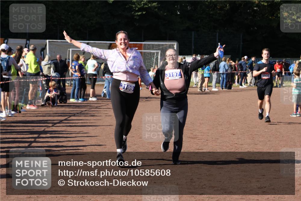 27.09.2026 - 35. Volkslauf durch das schöne Alstertal Strokosch-Dieckow http://msf.ph/oto/10585608 27.09.2026 11:45:24 Ziel 1537, 3197, 3199 meine-sportfotos.de