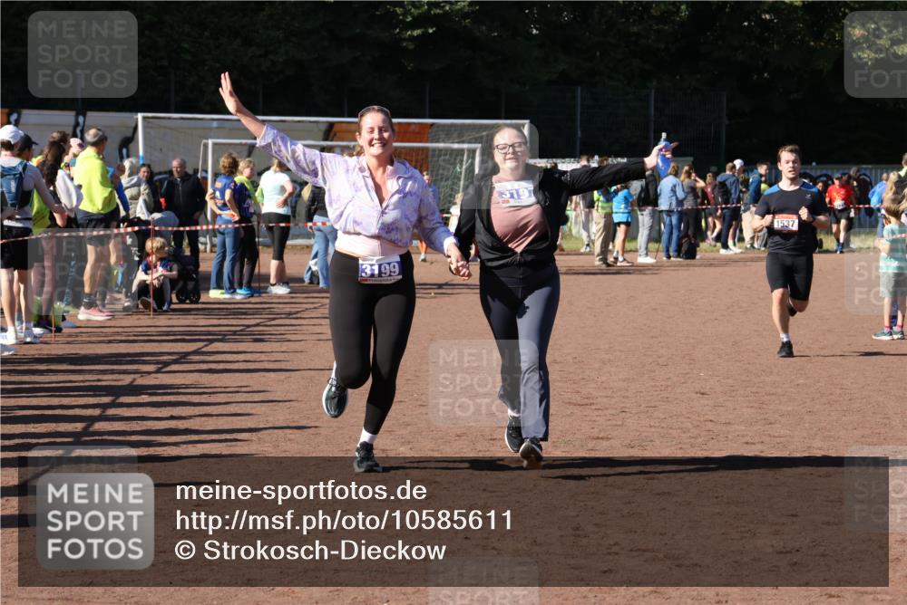 27.09.2026 - 35. Volkslauf durch das schöne Alstertal Strokosch-Dieckow http://msf.ph/oto/10585611 27.09.2026 11:45:24 Ziel 1537, 3197, 3199 meine-sportfotos.de