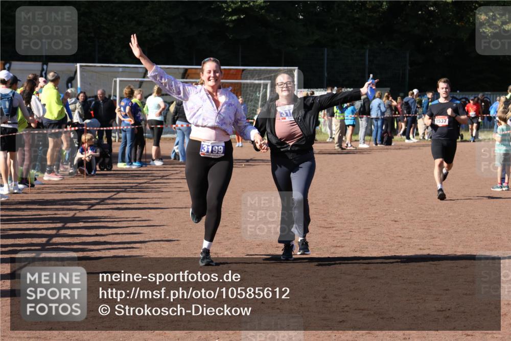 27.09.2026 - 35. Volkslauf durch das schöne Alstertal Strokosch-Dieckow http://msf.ph/oto/10585612 27.09.2026 11:45:24 Ziel 1537, 3197, 3199 meine-sportfotos.de